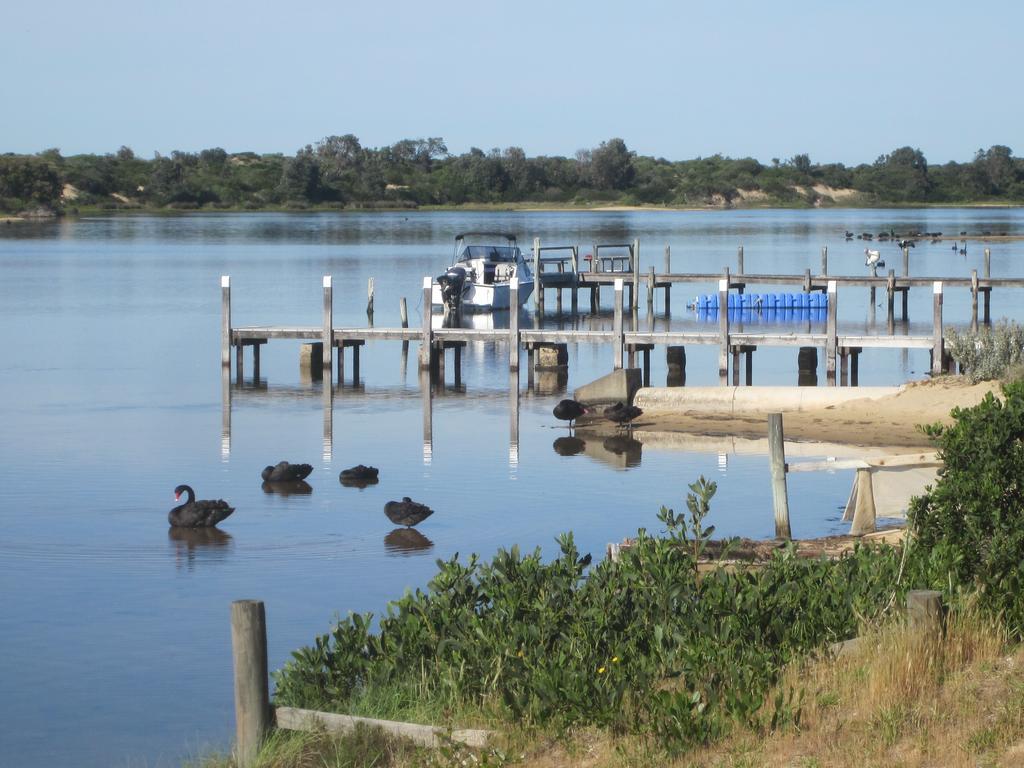 Lakes Entrance Waterfront Cottages With King Beds Dış mekan fotoğraf